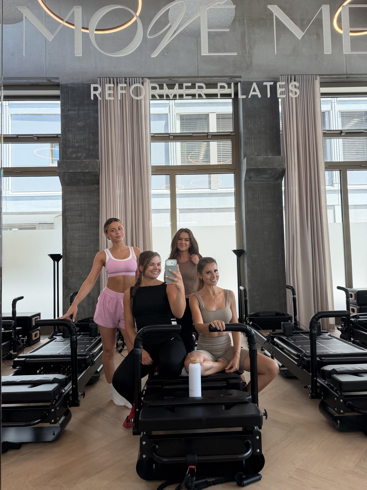 Private Gruppe beim Reformer Pilates im MOVE ME Studio
