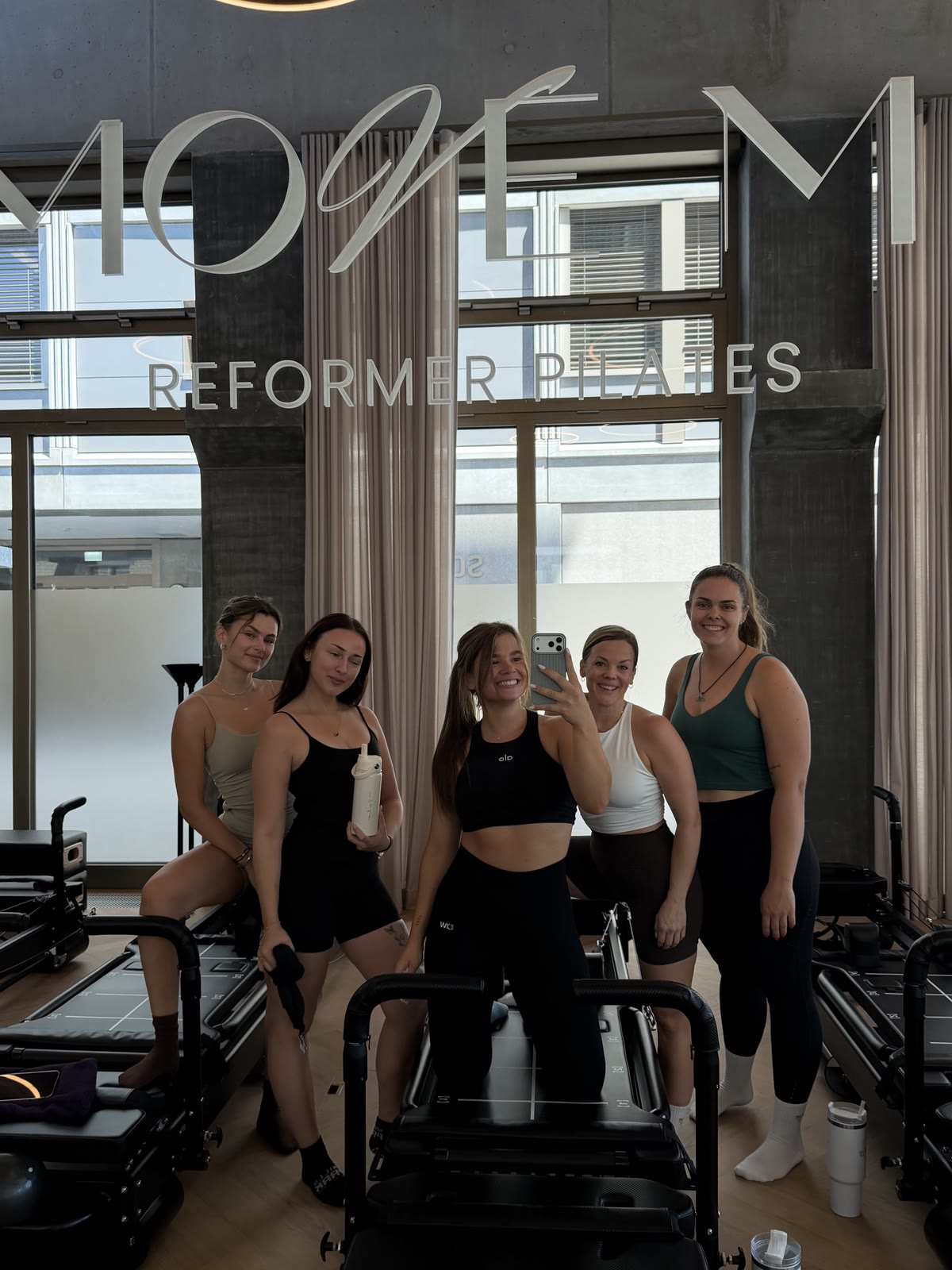 Private Gruppe beim Reformer Pilates im MOVE ME Studio
